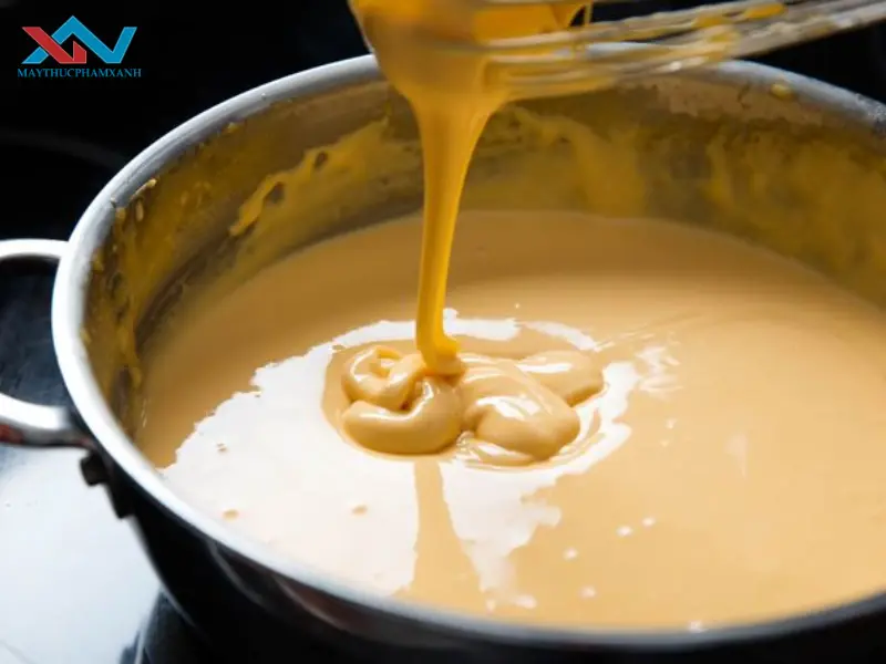 Trộn đều sốt mayonnaise, tương cà và tương ớt theo tỉ lệ tùy thích