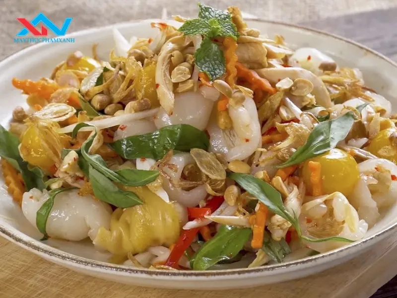 Sử dụng đĩa có lòng sâu hoặc hơi trũng để gỏi không bị tràn ra ngoài