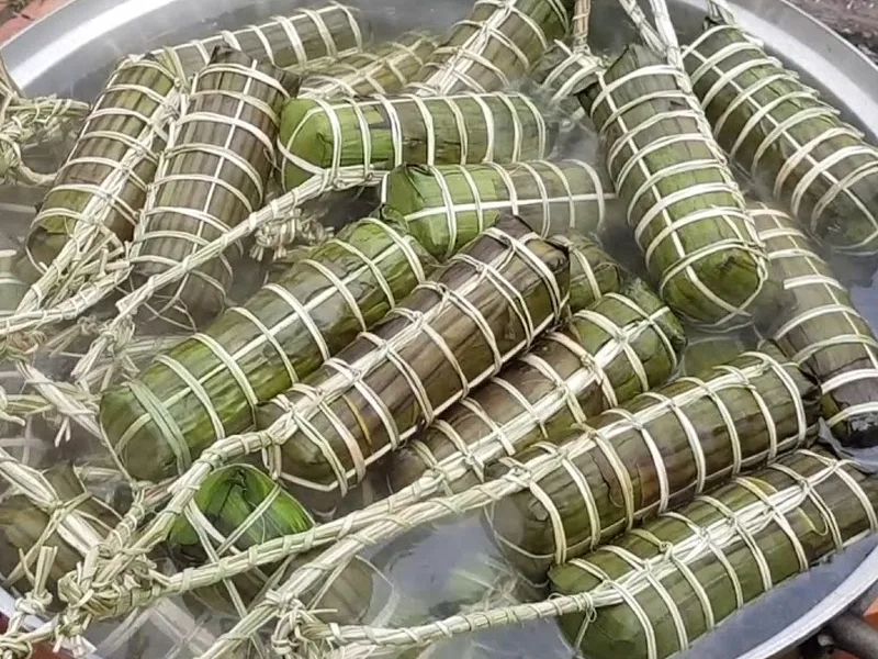 nấu bánh tét mấy tiếng