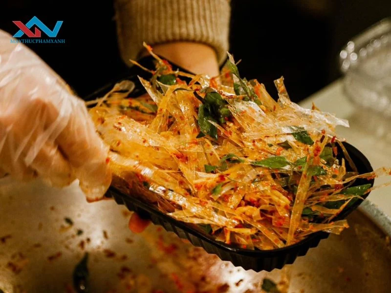Biến tấu nước sốt bò bánh tráng trộn 