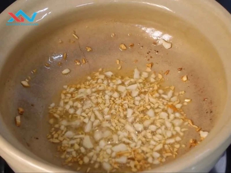 Phi thơm tỏi băm với dầu ăn.