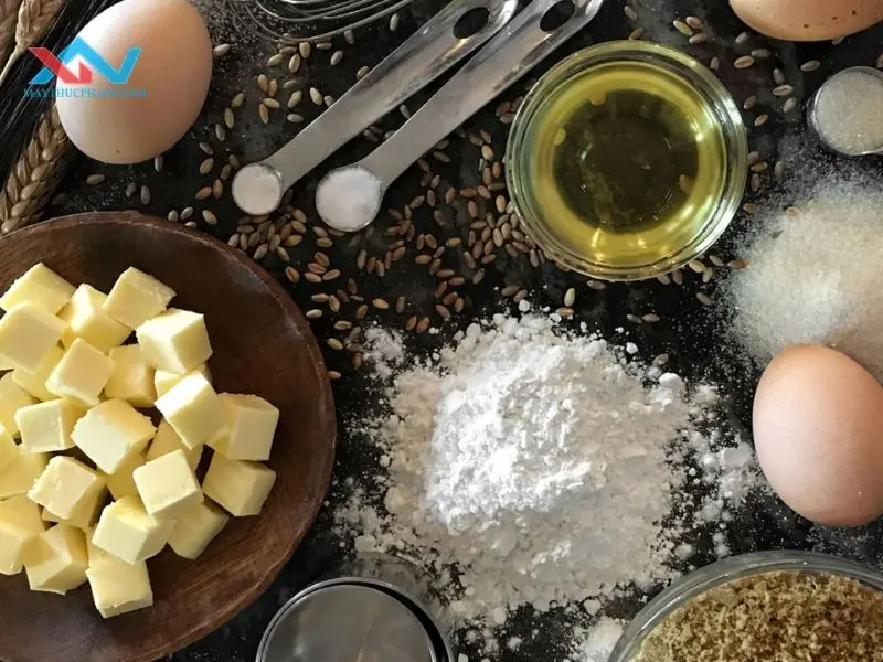 bánh trung thu thập cẩm trứng muối