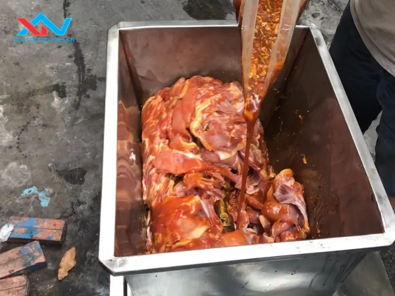 Các bước ướp nguyên liệu và trộn bằng máy trộn thịt nằm ngang